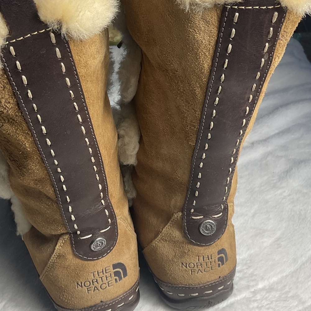 The North Face Tan and Cream Winter Boots with snowflakes - Picture 6 of 9